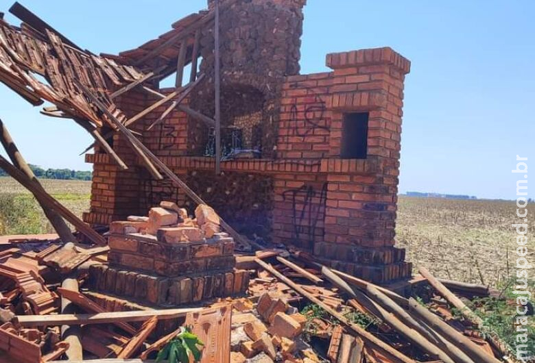 "Igrejinha" em ruínas gera polêmica e dono da área diz que temporal causou o fato 