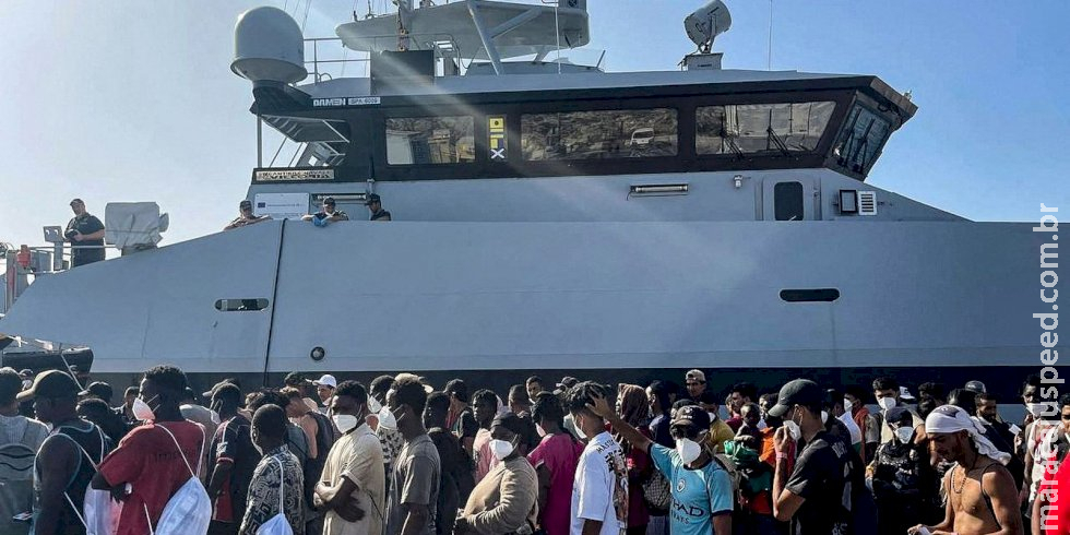 Ilha italiana está em crise com entrada de grande número de imigrantes Ilha italiana está em crise com entrada de grande número de imigrantes