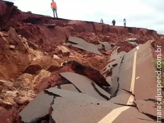 Juiz determina perícia em rodovia que já "derreteu" com chuva e erosão