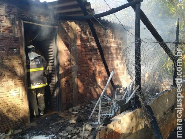 Morador coloca fogo em lixo e chamas atingem residência em Bataguassu Morador coloca fogo em lixo e chamas atingem residência em Bataguassu