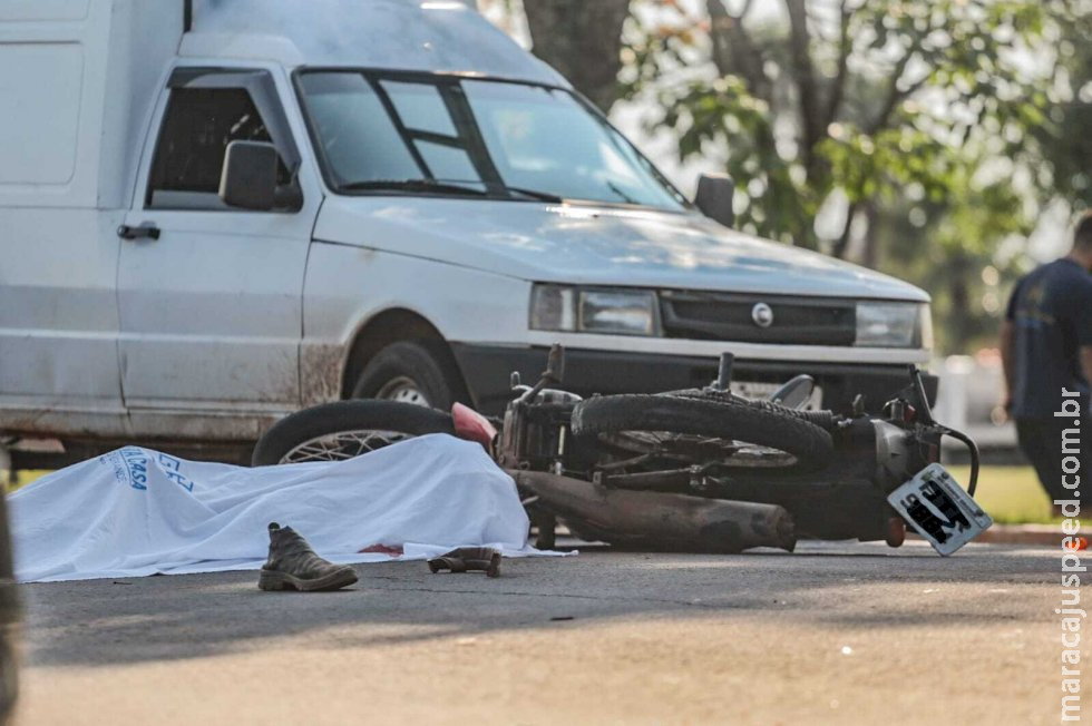 Motociclista colide em carro, cai e morre após ser atropelado por ônibus em Campo Grande Motociclista colide em carro, cai e morre após ser atropelado por ônibus em Campo Grande