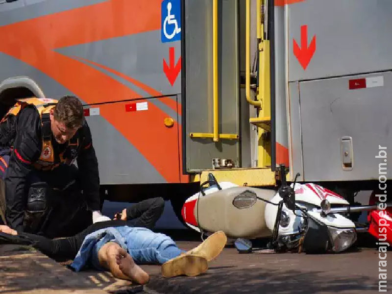Motociclista tenta ultrapassar ônibus, é atropelado e tem ossos do pé expostos Motociclista tenta ultrapassar ônibus, é atropelado e tem ossos do pé expostos