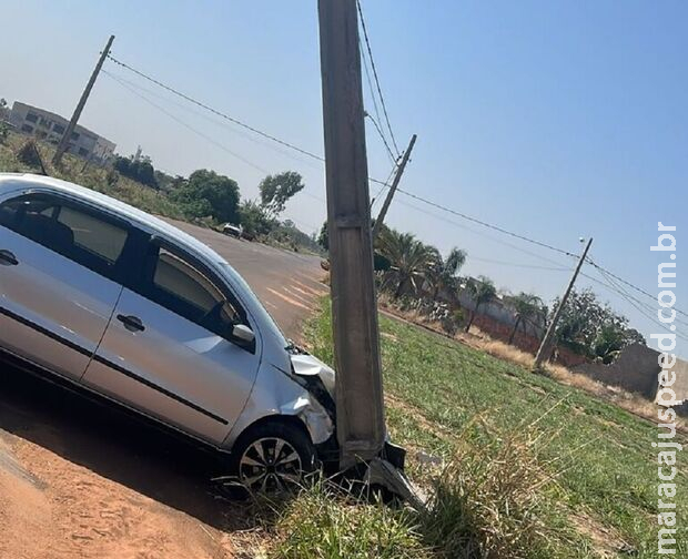 Motorista desmaia com o calor e bate carro em poste em Três Lagoas