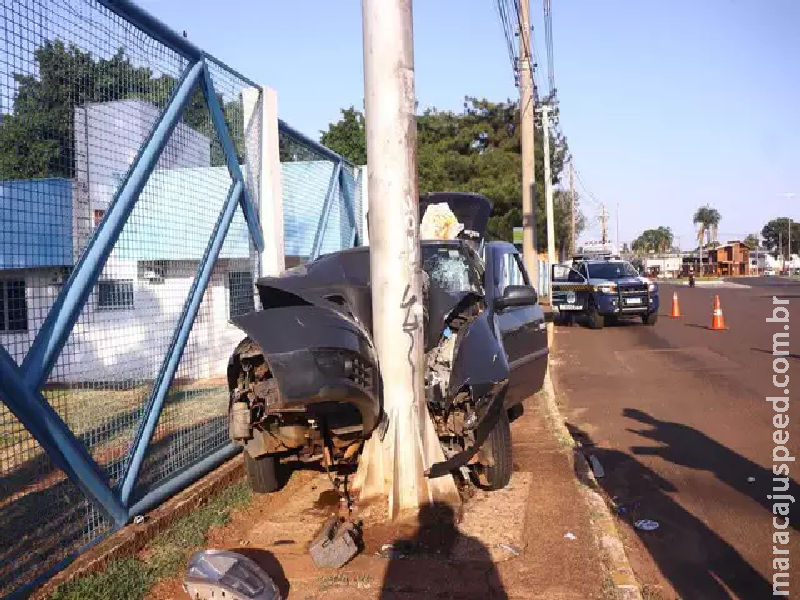 Motorista dorme ao volante e destrói carro ao bater em poste Motorista dorme ao volante e destrói carro ao bater em poste