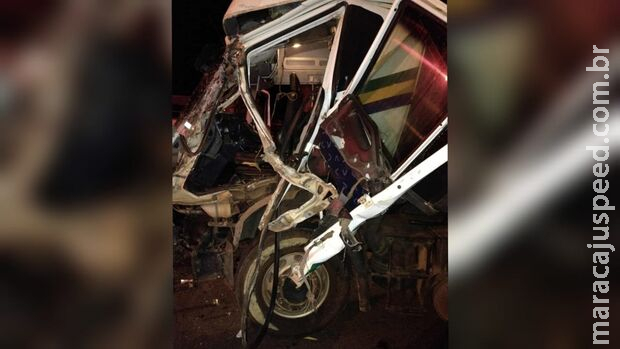 Motorista dorme e bate em carreta e fica preso às ferragens em São Gabriel do Oeste