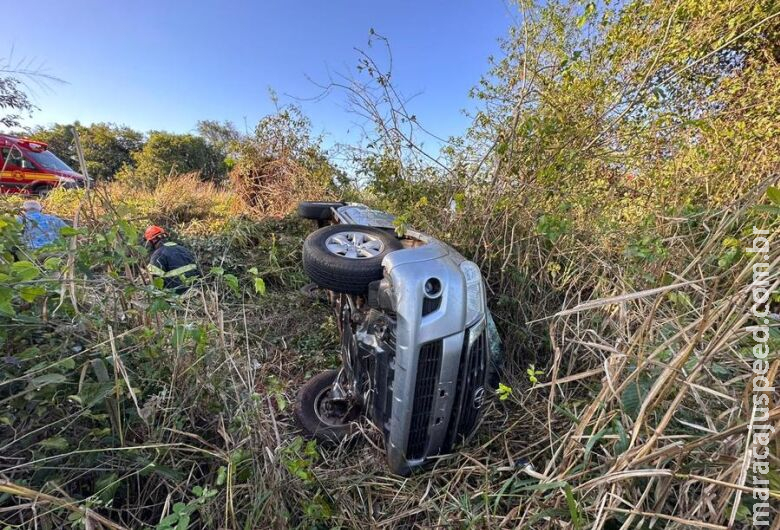 Motorista que saiu do Paraná perde controle e tomba caminhonete em MS