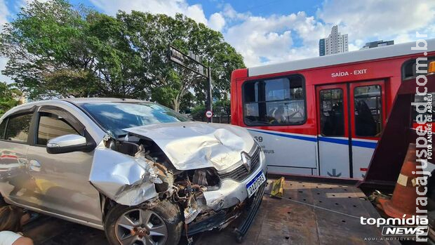 Motorista sem CNH fura sinal, bate e um vai preso por placa adulterada na Afonso Pena Motorista sem CNH fura sinal, bate e um vai preso por placa adulterada na Afonso Pena