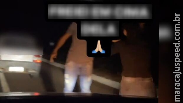 Motorista socorre mulher ajoelhada no meio da BR-262