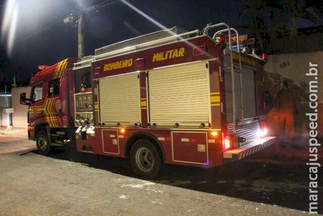 Mulher é atropelada pelo próprio carro e morre na garagem de casa Mulher é atropelada pelo próprio carro e morre na garagem de casa