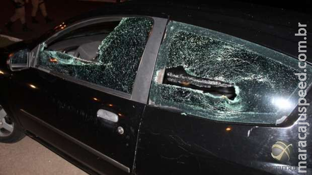 Mulher surta e detona o carro do ex-marido em Corumbá Mulher surta e detona o carro do ex-marido em Corumbá