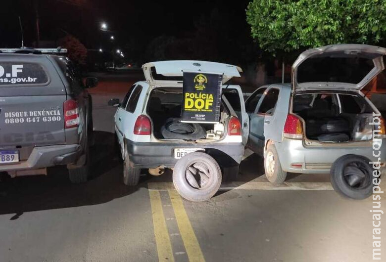Polícia flagra dupla, que tenta fugir com carros recheados de contrabando Polícia flagra dupla, que tenta fugir com carros recheados de contrabando