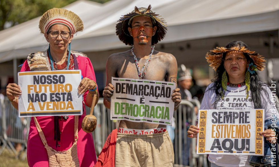 Povos indígenas marcham em Brasília contra marco temporal