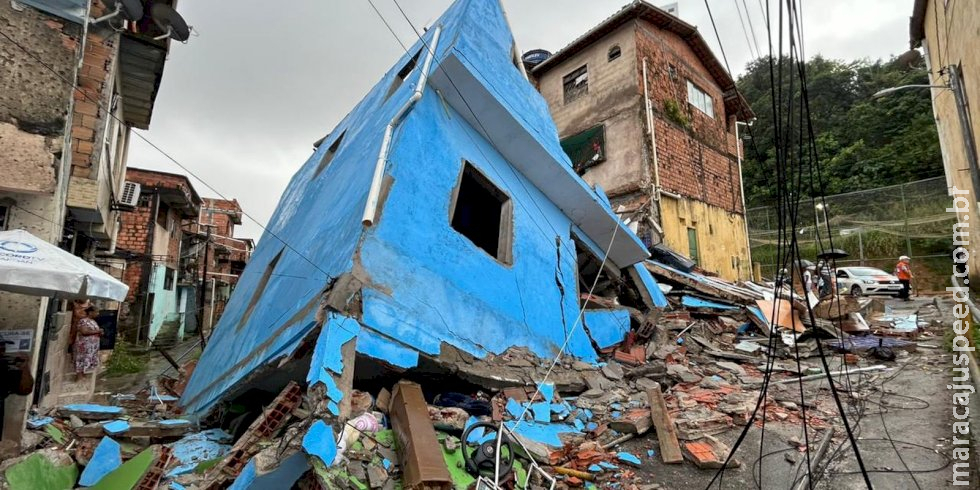 Prédio irregular desaba em Salvador sem deixar vítimas Prédio irregular desaba em Salvador sem deixar vítimas