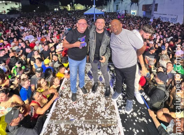 Prefeito se joga na plateia e cai no chão durante festa em cidade no Ceará