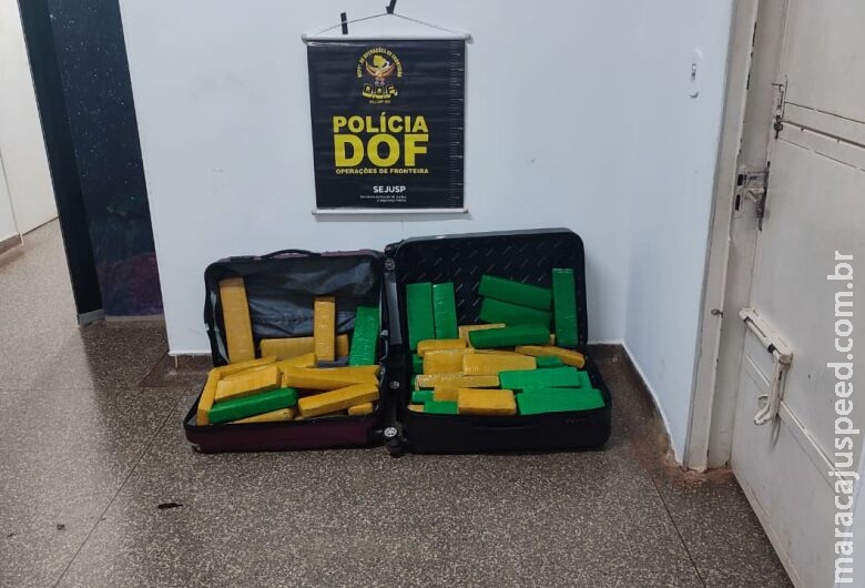Quatro passageiros de ônibus são presos com tabletes de maconha Quatro passageiros de ônibus são presos com tabletes de maconha