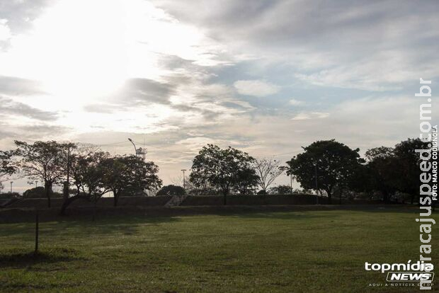 Sextou com calorão e pancadas de chuva em MS