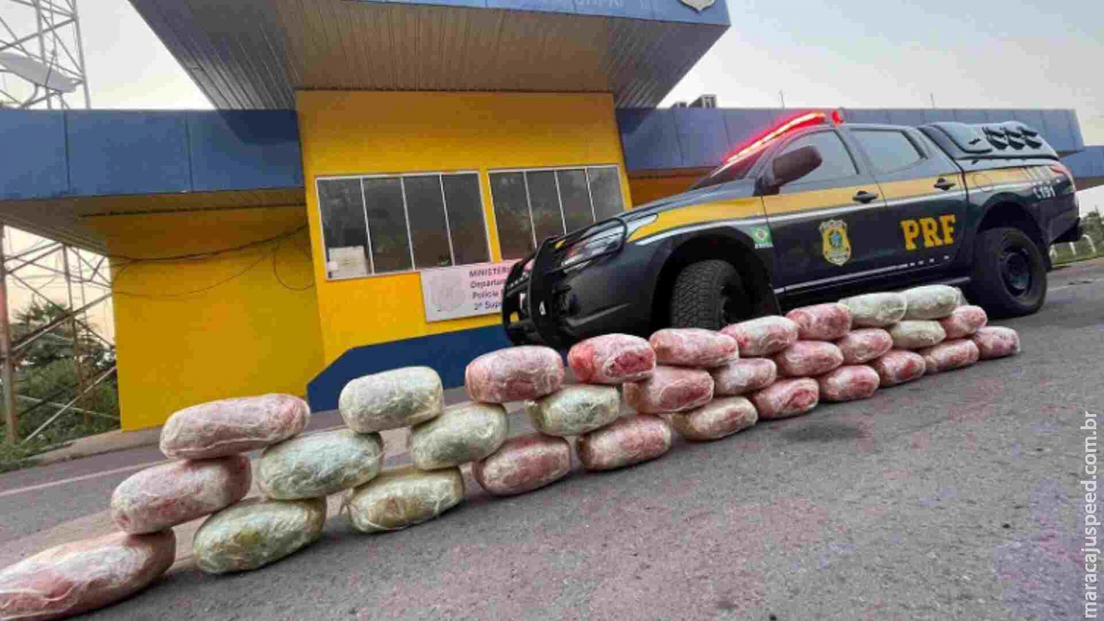 Trio é preso com 46,5 quilos de skunk no porta-malas de carro de aplicativo em Corumbá