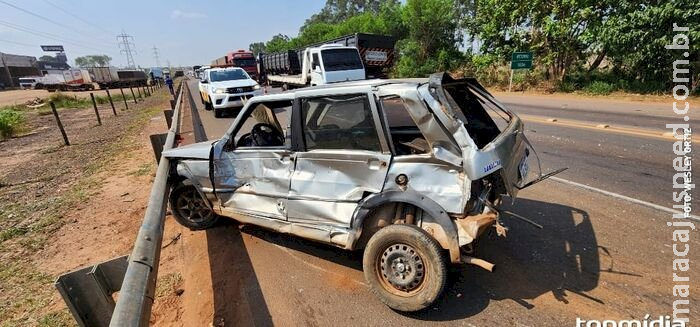 Uno é destruído em acidente com caminhão na BR-163 Uno é destruído em acidente com caminhão na BR-163