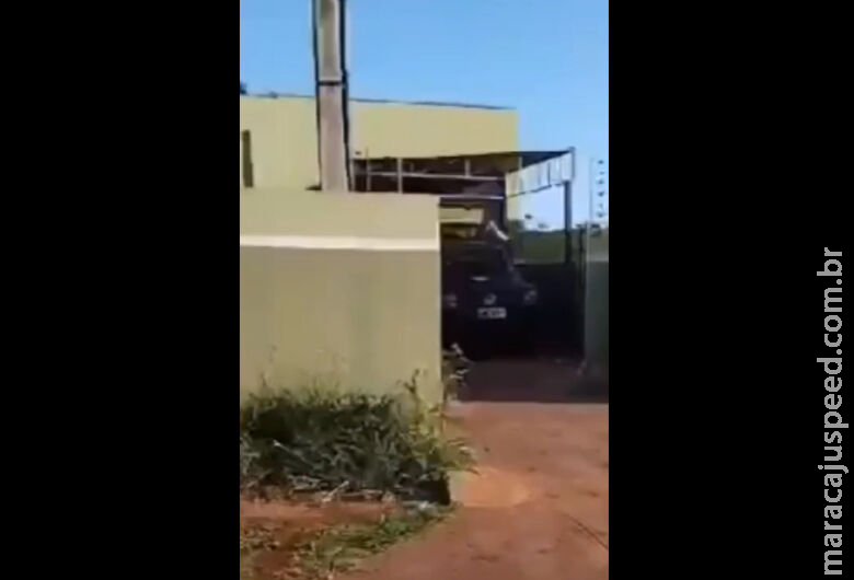 Vídeo mostra detento pulando muro de Imol; forças de segurança continuam buscas Vídeo mostra detento pulando muro de Imol; forças de segurança continuam buscas