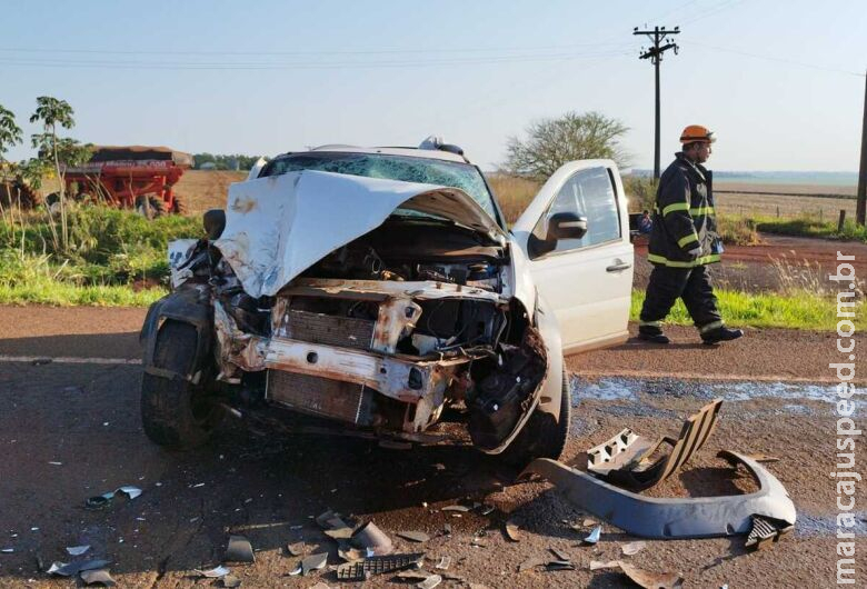 Acidente envolvendo carro de passeio e trator deixa um morto na BR-463 Acidente envolvendo carro de passeio e trator deixa um morto na BR-463