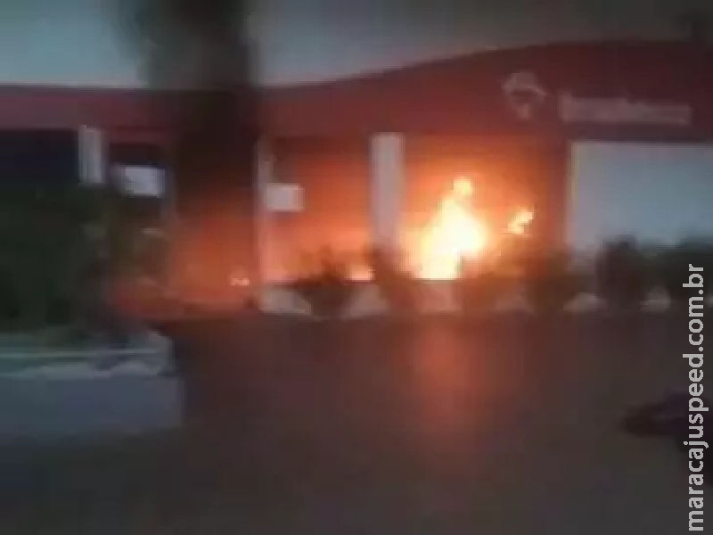 Agência bancária pega fogo e população pede por quartel dos bombeiros na cidade