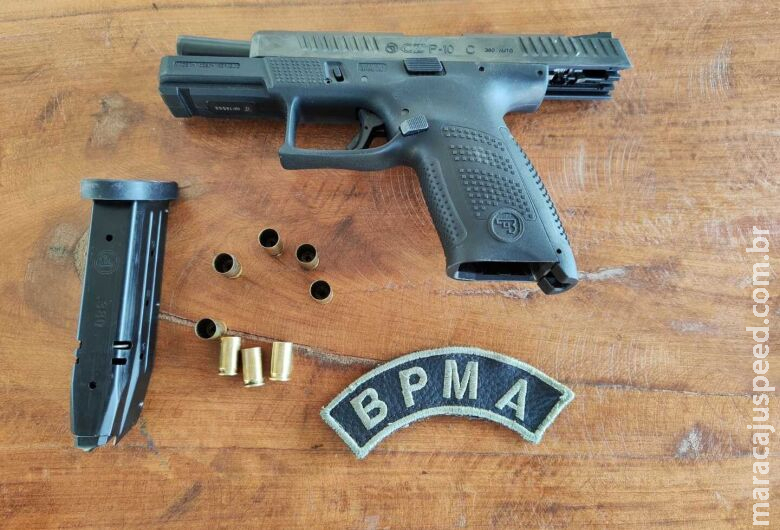 Após denúncia, homem é preso por porte ilegal de arma de fogo Após denúncia, homem é preso por porte ilegal de arma de fogo