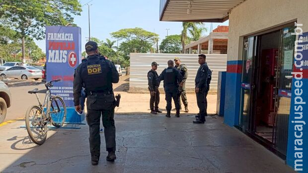 Assaltantes roubam joalheria e morrem em confronto com policiais Assaltantes roubam joalheria e morrem em confronto com policiais
