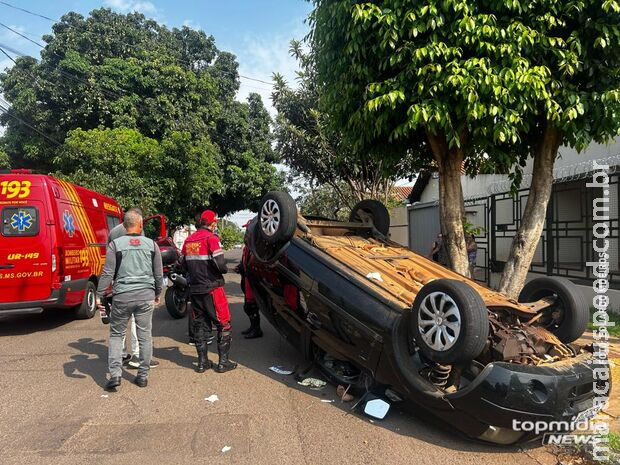 Batida entre Gol e Ecosport deixa veículo capotado em Campo Grande 
