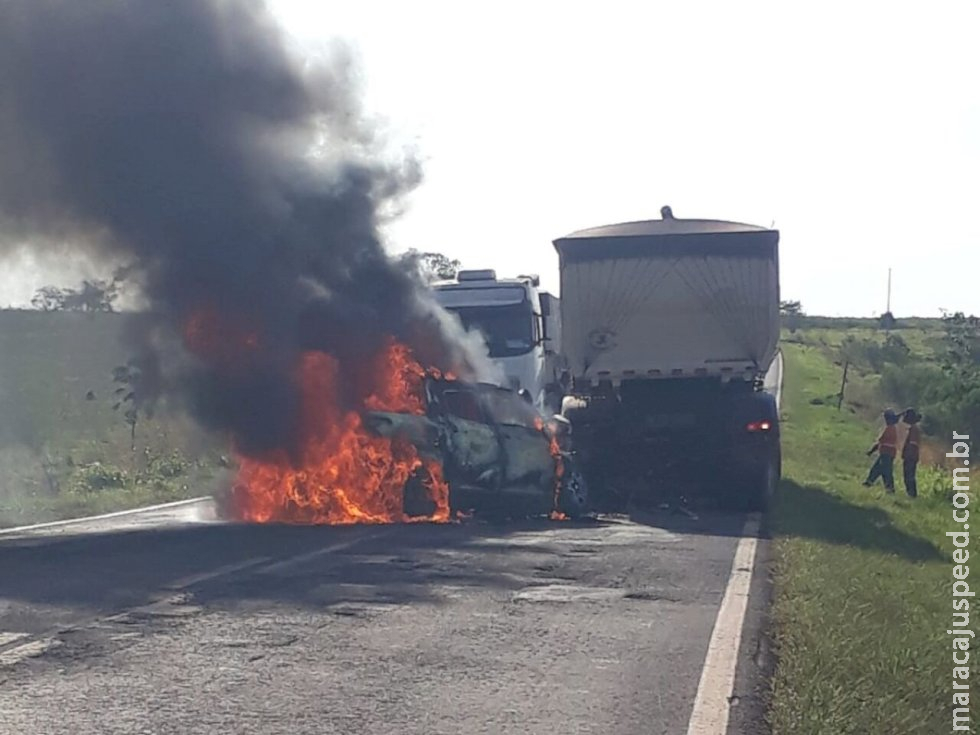 Caminhonete pega fogo após acidente entre Dourados e Itahum 
