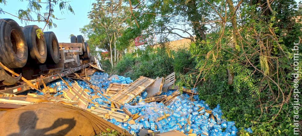 Carreta tomba em rotatória do anel viário e esparrama carga de cerveja