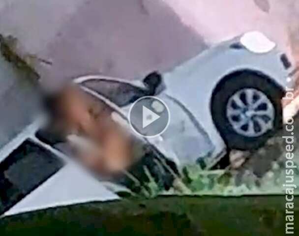 Casal é flagrado fazendo sexo em plena luz do dia e no meio da rua