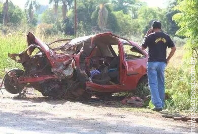 Casal voltava de passeio quando morreu após colisão em árvore