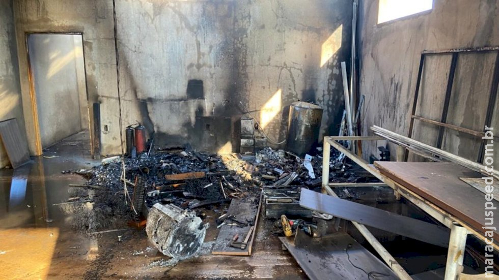 Corpo de Bombeiros apaga incêndio em marcenaria em Chapadão do Sul Corpo de Bombeiros apaga incêndio em marcenaria em Chapadão do Sul