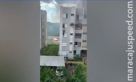 Criança de 11 anos teria iniciado fogo em apartamento após ter ficado de castigo e sem acesso ao celular; avós saltaram do 4º andar