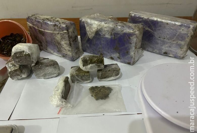 Dois são presos após denúncias de tráfico de drogas Dois são presos após denúncias de tráfico de drogas