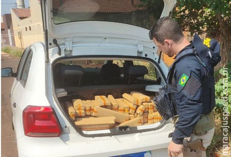 Dupla foge, bate em viatura e é presa com droga na BR-060 Dupla foge, bate em viatura e é presa com droga na BR-060