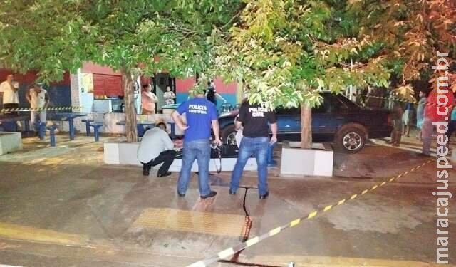 Em Dourados, homem que matou amigo com golpes de machadinha é assassinado em bar Em Dourados, homem que matou amigo com golpes de machadinha é assassinado em bar