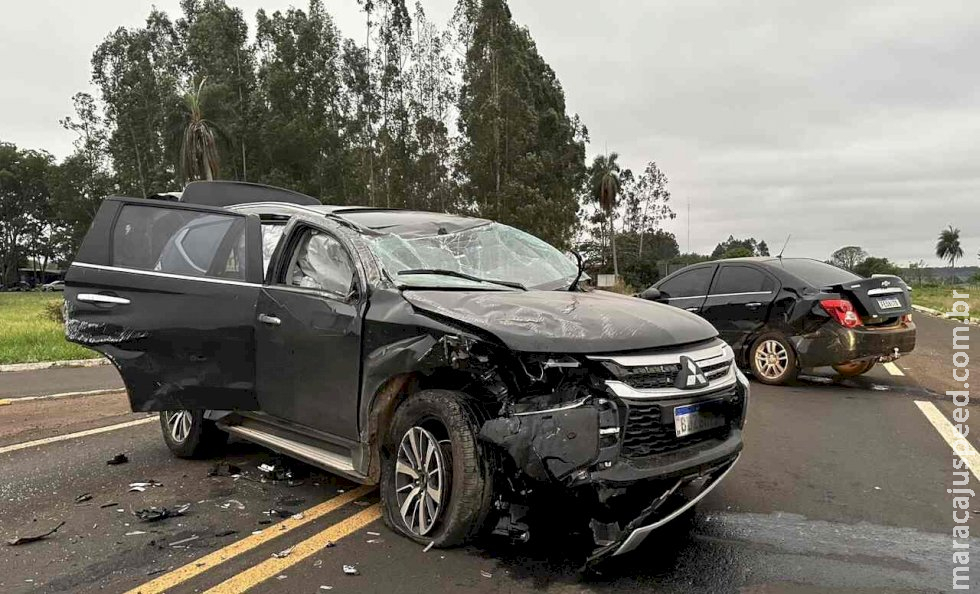 Entre Guia Lopes da Laguna e Nioaque, caminhonete roda na pista após acidente com carro e cinco ficam feridos na BR-267 Entre Guia Lopes da Laguna e Nioaque, caminhonete roda na pista após acidente com carro e cinco ficam feridos na BR-267
