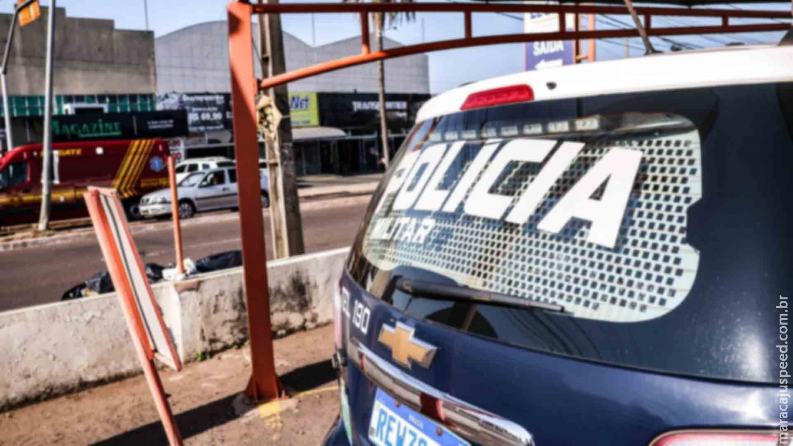 Homem é agredido a garrafadas e tem pescoço cortado por travestis na Júlio de Castilho Homem é agredido a garrafadas e tem pescoço cortado por travestis na Júlio de Castilho