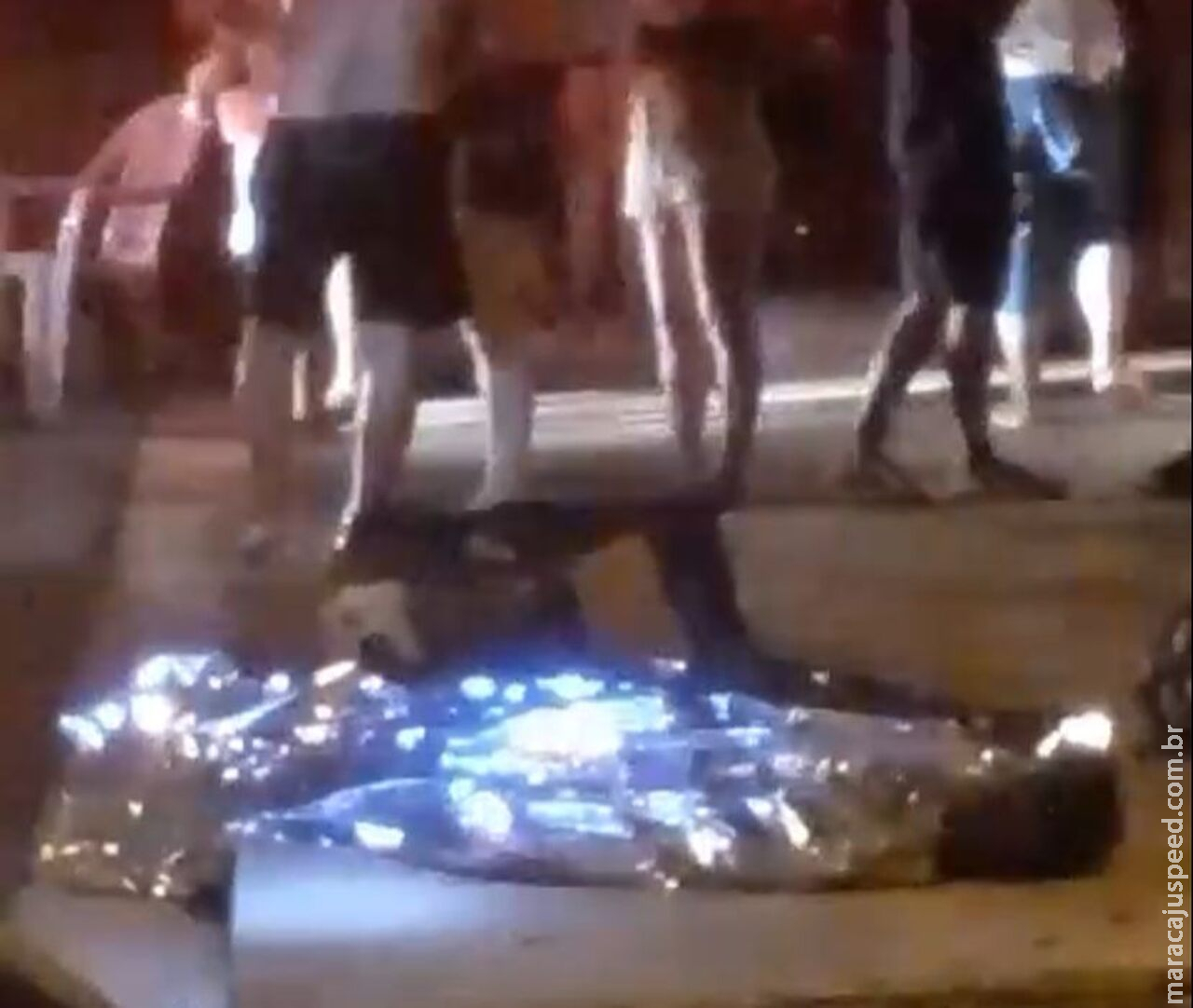 Homem é assassinado com três facadas no abdômen após confusão em bar de Anastácio Homem é assassinado com três facadas no abdômen após confusão em bar de Anastácio