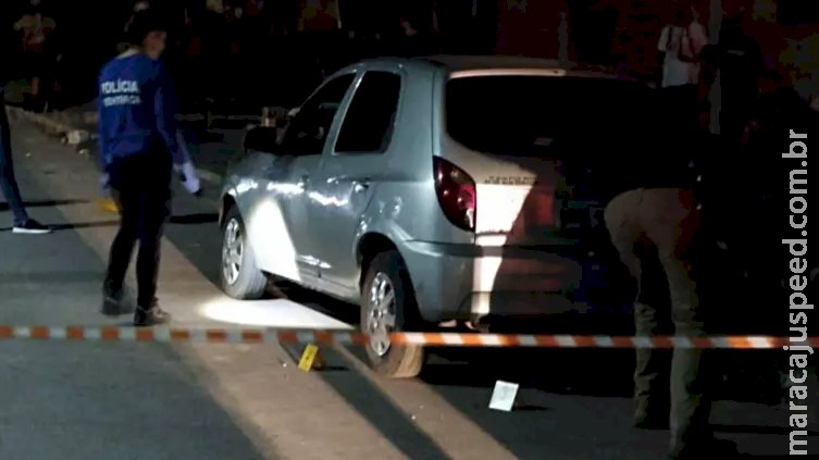 Homem é baleado por dupla de atiradores e morre em carro, em frente de casa Homem é baleado por dupla de atiradores e morre em carro, em frente de casa