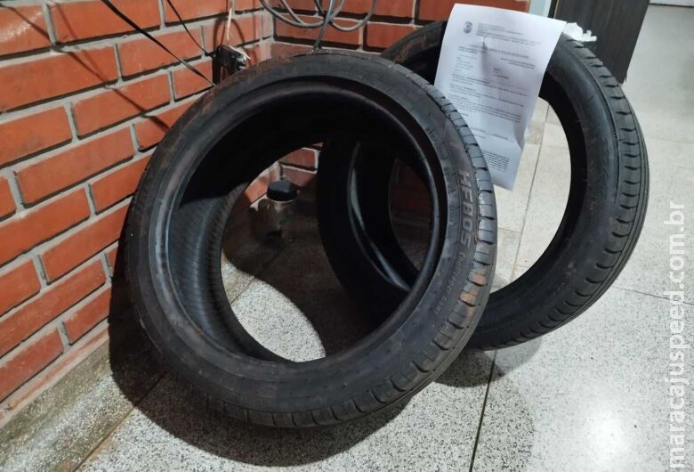Homem é flagrado carregando pneus furtados durante a madrugada Homem é flagrado carregando pneus furtados durante a madrugada