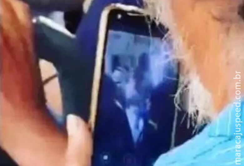 Homem é flagrado filmando nádegas de mulheres dentro de ônibus Homem é flagrado filmando nádegas de mulheres dentro de ônibus