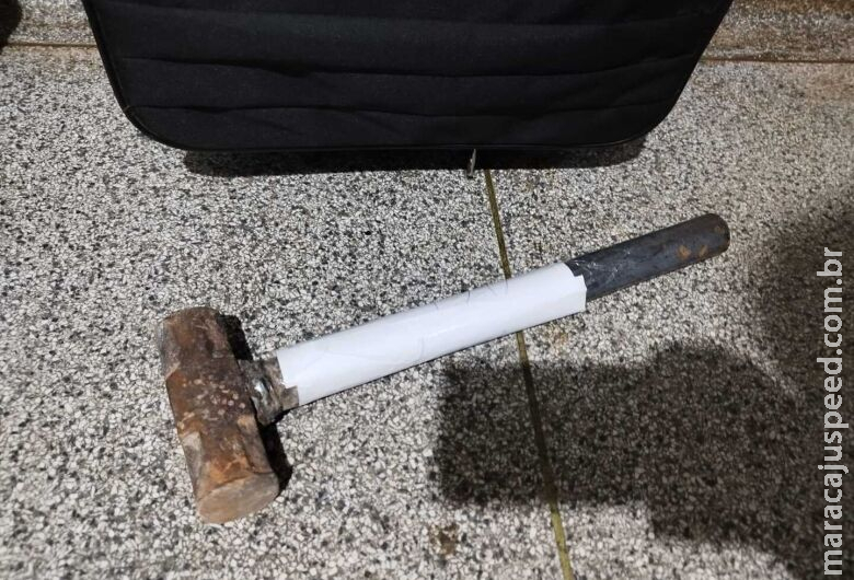 Homem usa marreta para derrubar parede de casa e acaba preso furto Homem usa marreta para derrubar parede de casa e acaba preso furto