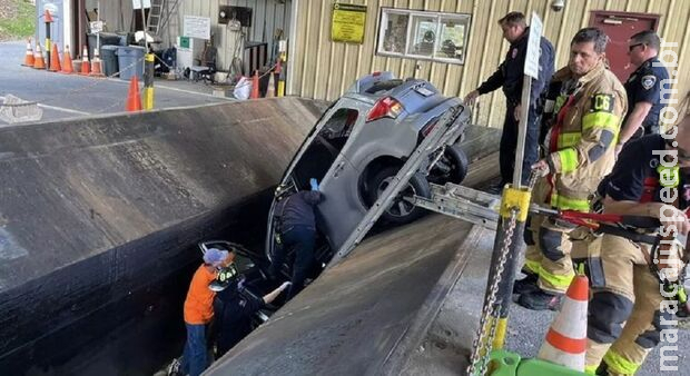 Idosa perde controle de carro e quase é esmagada por compactador de lixo