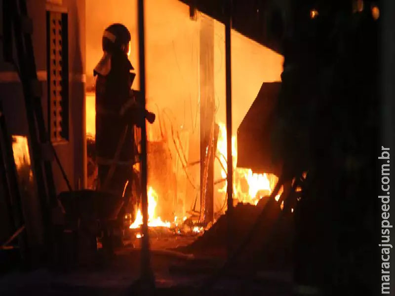 Idoso morre carbonizado após casa pegar fogo e suspeita que vela teria causado incêndio Idoso morre carbonizado após casa pegar fogo e suspeita que vela teria causado incêndio