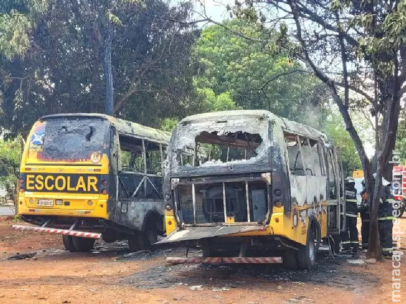 Incêndio destrói dois micro-ônibus do transporte escolar em Aquidauana