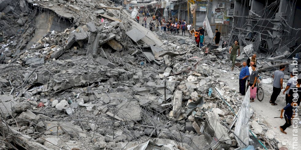 Israel intensifica bombardeios em Gaza e prepara ofensiva terrestre Israel intensifica bombardeios em Gaza e prepara ofensiva terrestre