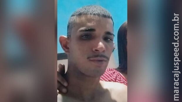 Jovem bate moto, cai na pista e morre após ser atropelado por dois caminhões na BR-163 Jovem bate moto, cai na pista e morre após ser atropelado por dois caminhões na BR-163