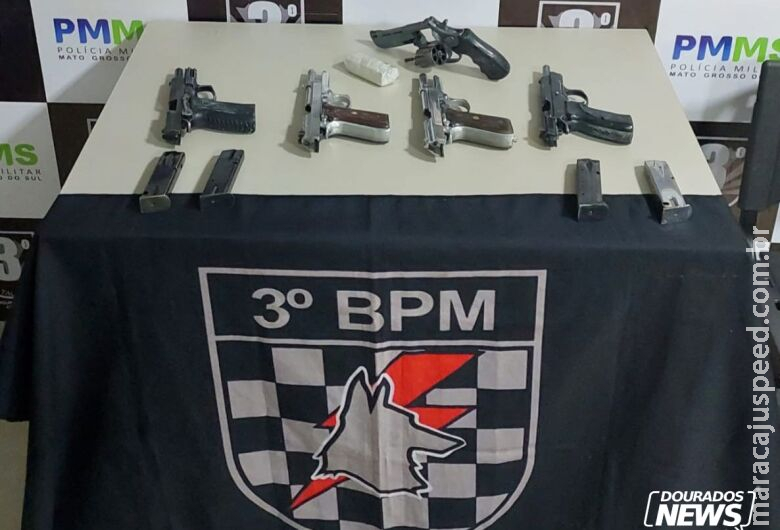 Jovem é flagrada com quatro pistolas e um revólver em ônibus Jovem é flagrada com quatro pistolas e um revólver em ônibus